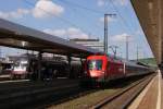 1116 185-8 mit dem IC 2082  Knigssee  neben ES 64 U2-001 mit einem IC in Wrzburg Hbf am 31.07.2010