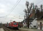 1116 247-6 fhrt mit dem Waldviertel-Express 2106 durch Hflein an der Donau.