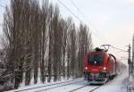 1116 253-4 ist mit dem Waldviertel-Express 2108 am Wiener Donauufer nach Ceske Velenice unterwegs.