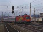 Die 1116 060 am 01.01.2010 mit einem OIC bei der Einfahrt in den Salzburger Hbf.