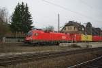 1116 171-8 zieht einen Containerzug in Richtung Sden durch Eichenberg.