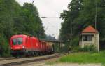 BB 1116 028-0 mit einem gemischten Gterzug Richtung Rosenheim, in Assling (Obb); 28.05.2011