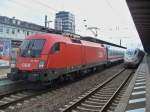 Am 16.06.2011 stehen 1116 098-3 mit dem IC 2058 Frankfurt (Main) - Saarbrcken und 406 080 (Wrzburg) als ICE 9551 Paris Est - Frankfurt (Main) zusammen in Kaiserslautern Hbf