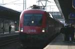 1116 271-6 mit dem IC 532  KELAG Energie Express  von Villach Hbf-Wien Sdbahnhof am 9.2.2006 im Bahnhof Wiener Neustadt.