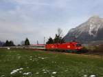 Die 1116 263 und eine Weitere am 05.12.2009 mit dem EC Transalpin unterwegs bei Niederaudorf.