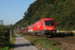 1116 075 und 1144 287 mit einem Gterzug am 26.08.2011 bei Kiefersfelden.