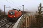 Mit einem Gterzug fhrt 1116 102 ber das 228m lange Schwarza Viadukt nahe Payerbach.