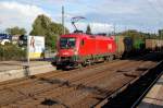 Mit einem Tragwagenzug beladen mit LKW-Ladebrcken fhrt hier die BB 1116 145-2 durch Neuss-Norf am 27.8.2011