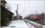 Eine Taurus-Doppeltraktion am 17.01.12 bei der Durchfahrt im  Geisterbahnhof  Wien Oberlaa