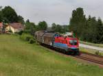 Die 1116 017 mit einem Audi Zug am 07.06.2012 unterwegs bei Pleinting.