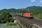 1116 273 mit einem Gterzug am 16.06.2012 bei der berquerung der Salzach in Golling-Abtenau.