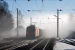 Thementag Gegenlicht: Durch den teils nebligen Bahnhof Eichberg an der Semmeringbahn rollt 1116 083 am 05.02.2009 mit einem gemischten Gterzug talwrts.