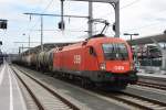 Hier zu sehen 1116 028 im neuen salzburger Hbf mit Kesselwagen am 09.07.2012