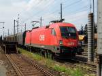 1116 269-2 wird mit einem gemischten Gterzug auf das Bahnsteiggleis in Marchtrenk umgeleitet; 120704