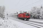 Wintereinbruch im Oktober! 1116 068 ist am 28.10.2012 mit EC 111 in winterlicher Landschaft auf dem Weg Richtung Salzburg.