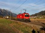 Die 1116 253 mit einer RoLa am 03.11.2012 unterwegs bei Schwaz.