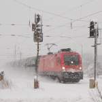 Bei dichtem Schneetreiben hat die 1116 144-7 gerade den Bahnhof Korneuburg in Richtung Norden verlassen (17.01.2013)