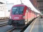 1116 280-7 bespannt einen Regionalzug nach Kirchdorf, Linz Hbf, 17.8.2006