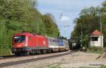 1116 098 legt sich am 04.05.13 mit dem PANEUROPA/TERRATRANS KLV in Aling in eine Kurve auf dem Weg Richtung Brenner.