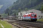 1116 017 zieht am 19.07.2013 einen Gterzug durch Wartberg im Mrztal.