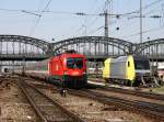 Die 1116 076 mit einem Brenner EC am 13.04.2009 bei der Einfahrt in den Mnchner Hbf.