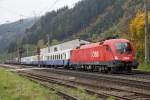 1116 103 mit Militrzug 90150 durchfhrt am 14.10.2013 den Bahnhof Wartberg im Mrztal.