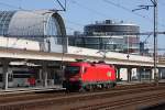 BB 1116.267 steht am 30.08.2009 aufgebgelt vor der Haupthalle des modernen Bahnhof  Bratislava Petrzalka.