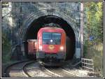 Blick vom Weinzettelwand-Tunnel Richtung Weinzettelfeld-Tunnel. Auf dieser Aufnahme ist die Krze, die die Strecke zwischen den beiden Tunnels im Freien verluft gut zu erkennen. 1116 065, eine von 5 BB 1116, die die GySEV fr die Dauer von 20 Jahren gemietet hat bespannte am 26.10.2006 den IC 536  Jacques Lemans  von Villach nach Wien Sd.