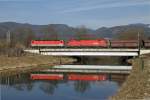 1144.054 und 1116.073 befahren am 26.02.2014 mit einen Güterzug die Mürzbrücke zwischen dem Bahnhof Marein-St.Lorenzen und der Haltestelle Allerheiligen-Mürzhofen.