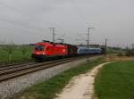 Die 1116 148 mit einer U-Bahn am 04.04.2014 unterwegs bei Teisendorf.