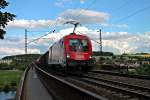 Am 25.06.2014 überquert der ÖBB Taurus 1116 051 die Donaubrücke bei Mariaort in Richtung Nürnberg mit einem gemischten Güterzug.