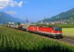 1144 105 + 1116 171 mit einem Güterzug am 02.08.2011 bei Schwaz.