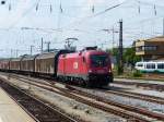 ÖBB Taurus 1116 027 mit einen Ganzzug am Haken fährt am 08.08.2014 durch den Regensburger Hauptbahnhof.