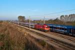  Umsteigen in die Fashion Welt  ist hier noch nicht möglich, als 1116 139  Johann   am 18.10.2014 frühmorgens vom railjet 767 kurz vor der Einfahrt in den Wienerwaldtunnel übeholt wird.