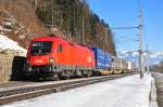 Die 1116 192 der ÖBB mit einen Güterzug bestehend aus Taschenwagen am 12.02.15 kurz vor Kufstein in Richtung Brenner.