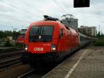 BR 1116 126-2 der BB zieht am 13.05.2006 einen Eurocity in Richtung Italien, hier bei der Einfahrt in den Bahnhof Mnchen Ost