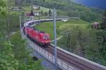 1116 154 mit einer Schwesterlok fahren mit dem Orientexpress beim Eindunklen talwärts über die Schmiedtobelbrücke bei Dalaas vorüber.Bild vom 13.5.2015