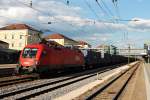 Am späten Nachmittag des 24.06.2014 fuhr ÖBB 1116 151 mit einem unit45.com Containerzug durch den Hauptbahnhof von Regensburg.