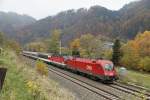 1116 042 und 1144 219 ziehen am 29.10.2015 EC164 zwischen Pernegg und Bruck/Mur durchs herbstliche Murtal.