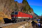 1144 035 und die 1116 044-9 donnern zusammen mit der Bremslok 1116 056-3 mit einem Mineralölzug den Arlberg hinunter.Bild 3.12.2015 Wald a/A