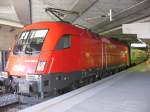 1116-057 steht am Flughafen Wien mit dem CAT nach Wien-City am 27.05.05