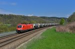 1116 076 mit einem Silozug am 13.04.2016 bei Seestetten.