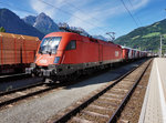 1116 077-9 steht mit einem Radlzug, bestehend aus drei Fahrradtransportwagen und einer 4-teiligen Dosto-Garnitur, am 11.7.2016 im Bahnhof Lienz.