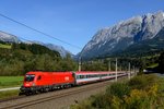 Am 24. September 2014 bespannte die blitzblanke 1116.090 den EC 111 von München nach Klagenfurt, hier aufgenommen vor der herrlichen Kulisse des Tennengebirges bei Ellmauthal.