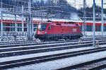 1116 138-9 steht am 10.12.2016 im frostigen Bahnhof Schwarzach-St.