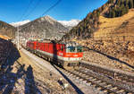 1144 126-0 und 1116 151-2 sind mit einem Güterzug, nahe des Bahnhofs Mallnitz-Obervellach, talwärts unterwegs.