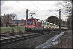 Am Ortsrand von Hasbergen kam am 5.1.2017 die ÖBB 1116.166 mit dem Roncalli Zirkus Zug von Osnabrück nach Köln um 13.59 Uhr über die Rollbahn vorbei.