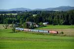 Bei Lest ergibt sich auch dieser eher unbekannte Blick auf die Summerauer Bahn: Am Abend des 05. Juni 2015 rauscht 1116.167 mit ihrem R 1545  Ferdinand Kindermann  von Praha hl.n. nach Linz HBF durch den ehemaligen Haltepunkt Lest. Hier halten schon seit Jahren keine Reisezüge mehr, trotzdem befindet sich die Station in einem perfekten Pflegezustand.