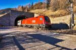 1116 085-2 taucht mit dem EC 113 (Frankfurt (Main) Hbf - Klagenfurt Hbf / - Zagreb Glavni kol.) aus dem Ochenigtunnel, bei Obervellach auf.