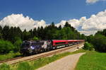 Die 1116 158 der ÖBB  Licht ins Dunkel  am 10.06.17 vor einem Railjet bei Grabenstätt im Chiemgau.